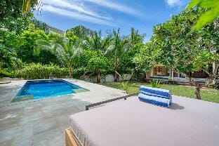 Villa Verona - 100m to Beach, Huge Garden Villa in North Kuta