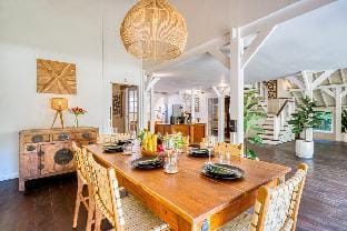 Villa Verona - 100m to Beach, Huge Garden Villa in North Kuta