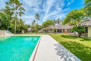 Villa Venice - 2000m2 Garden, right behind beach Vacation rental in North Kuta