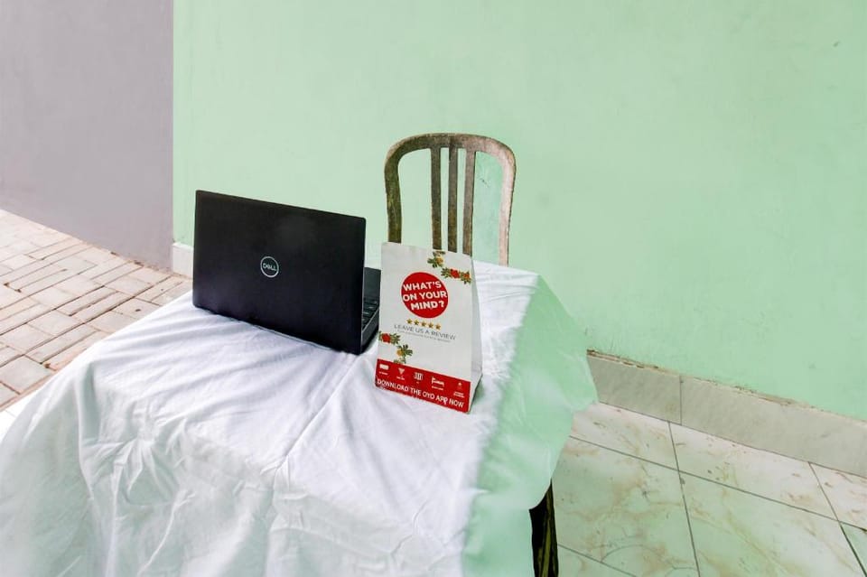 OYO Life 93256 Kos Meninting Hotel in Batu Layar