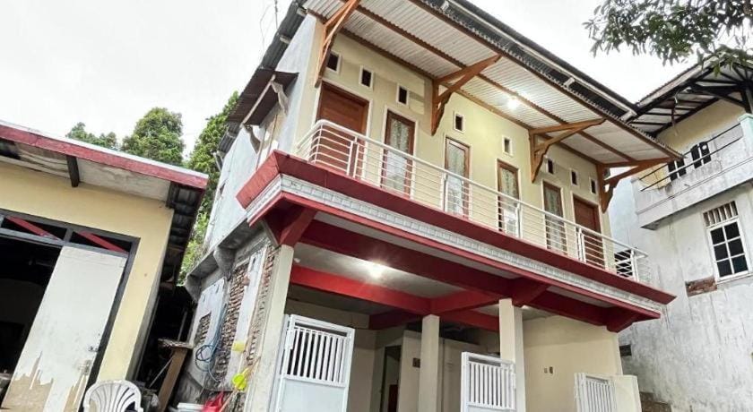 OYO 93422 Villa Tirto Hotel in East Java