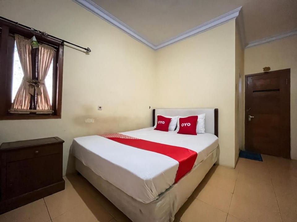 OYO 93422 Villa Tirto Hotel in East Java