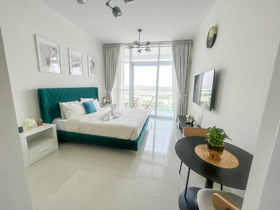 Modern Condo With Wide City Views From Balcony Apartment in Dubai
