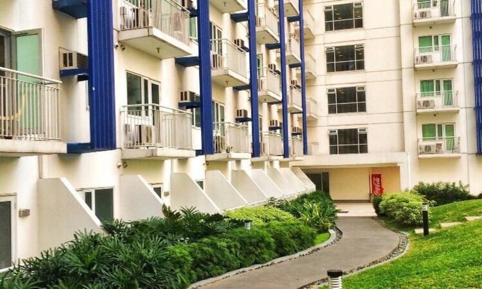 1 BR w/ WIFI Tower 2 YOUR HOME WITHIN THE CITY Vacation rental in Quezon City