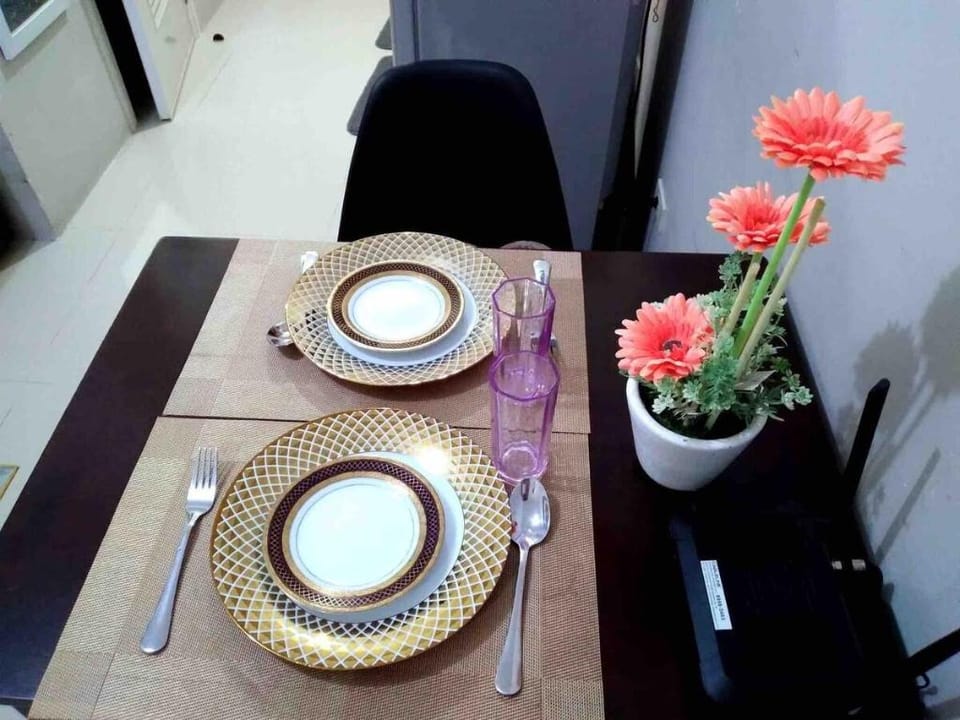 1 BR w/ WIFI Tower 2 YOUR HOME WITHIN THE CITY Vacation rental in Quezon City