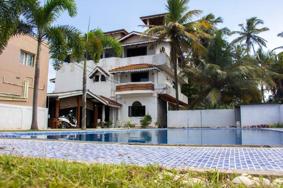 Varinias Beach Villa Hotel in Negombo