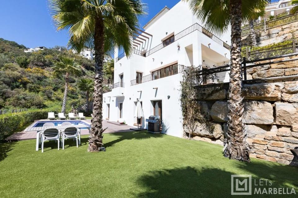 Luxury 4BR Villa - Benahavis Hills & Country Club Villa in Costa del Sol