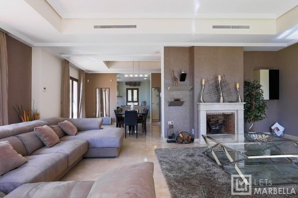 Luxury 4BR Villa - Benahavis Hills & Country Club Villa in Costa del Sol