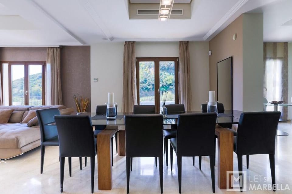Luxury 4BR Villa - Benahavis Hills & Country Club Villa in Costa del Sol