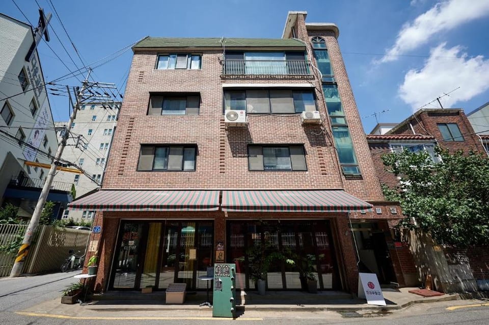 Hapjeong Station Exit 7, 5 minute walk, 3 rooms Vacation rental in Seoul