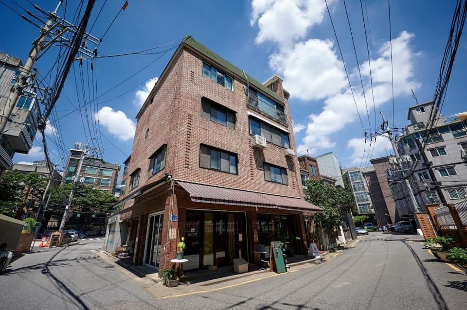 Hapjeong Station Exit 7, 5 minute walk, 3 rooms Vacation rental in Seoul