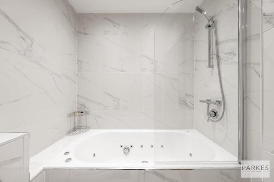 Superior One Bedroom Apartment with balcony Apartment in City of Westminster
