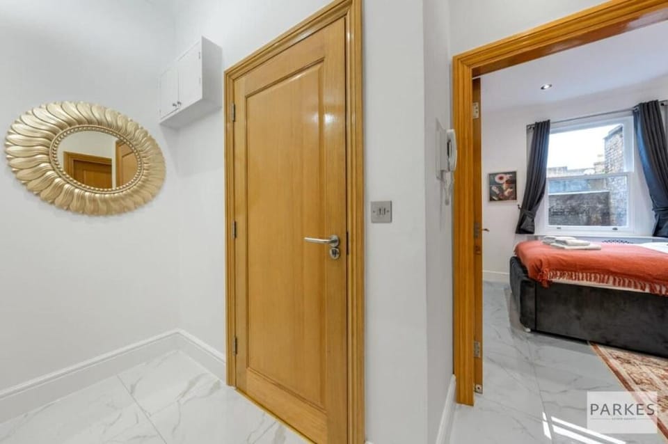 Superior One Bedroom Apartment with balcony Apartment in City of Westminster
