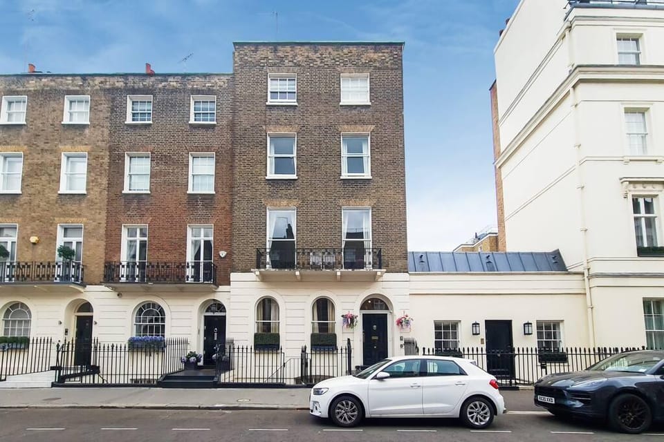 Superior 3 Bedroom Apartment in Belgravia w/Patio Apartment in City of Westminster