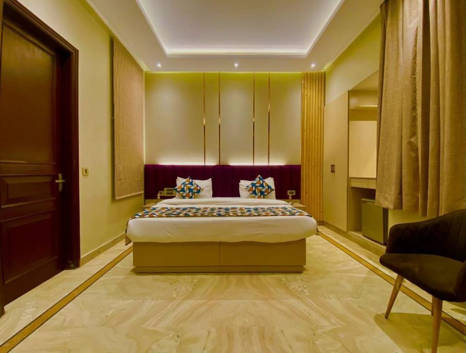 Luxury Bath Tub Bed & Breakfast in Greater Kailash Apartment in New Delhi