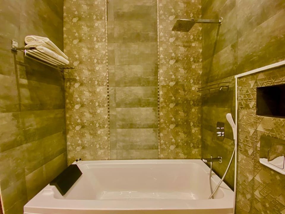 Luxury Bath Tub Bed & Breakfast in Greater Kailash Apartment in New Delhi