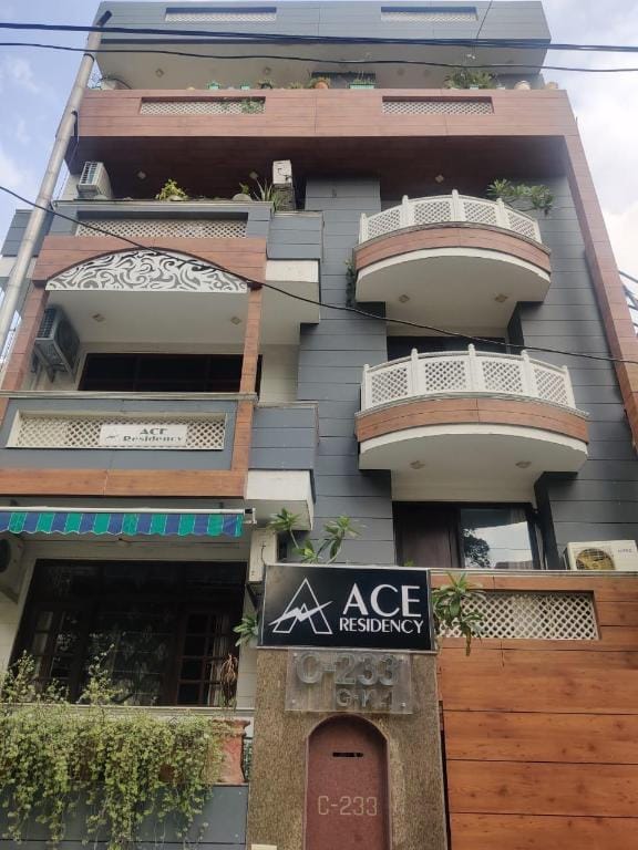 Luxury Bath Tub Bed & Breakfast in Greater Kailash Apartment in New Delhi