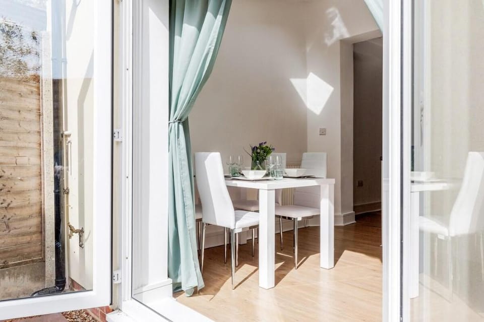 Fully equipped  2 bedroom house with garden Vacation rental in London