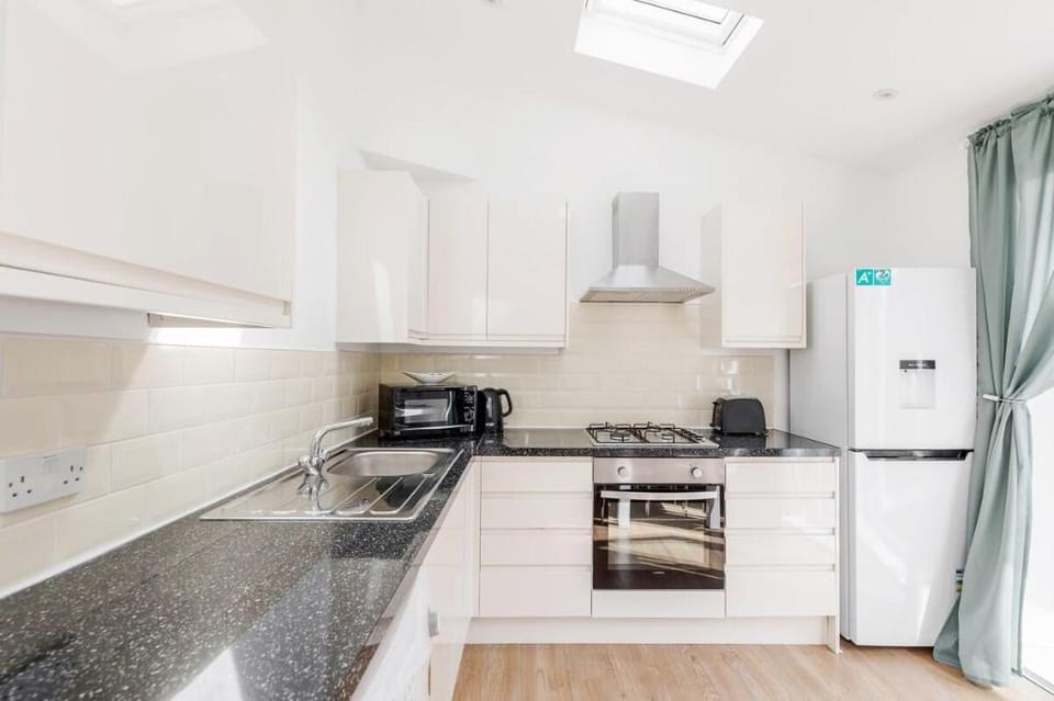 Fully equipped  2 bedroom house with garden Vacation rental in London