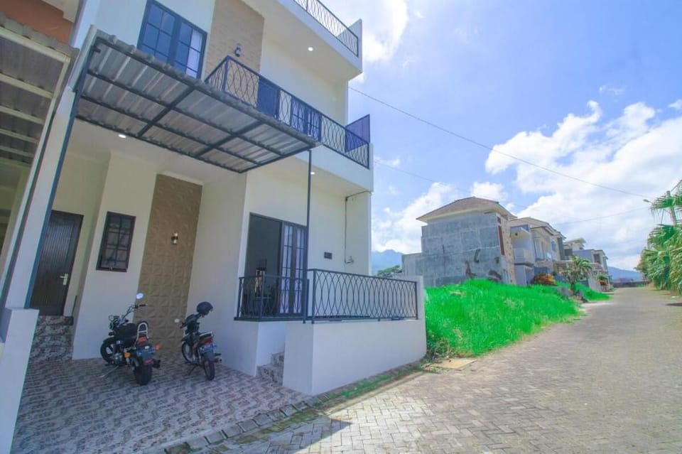 Villa Azzalea | Private Pool & Rooftop Vacation rental in Batu