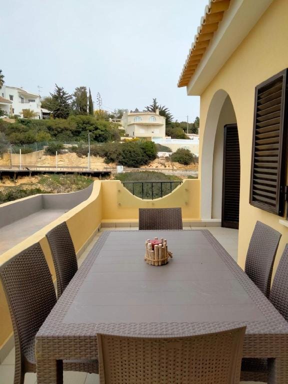 Vale de Centeanes 2-bedroom beach apartment Apartment in Carvoeiro