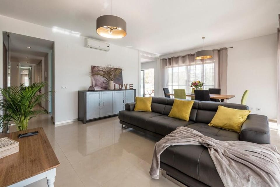 Praia da Rocha 2-bedroom rental with parking bay  Apartment in Portimao