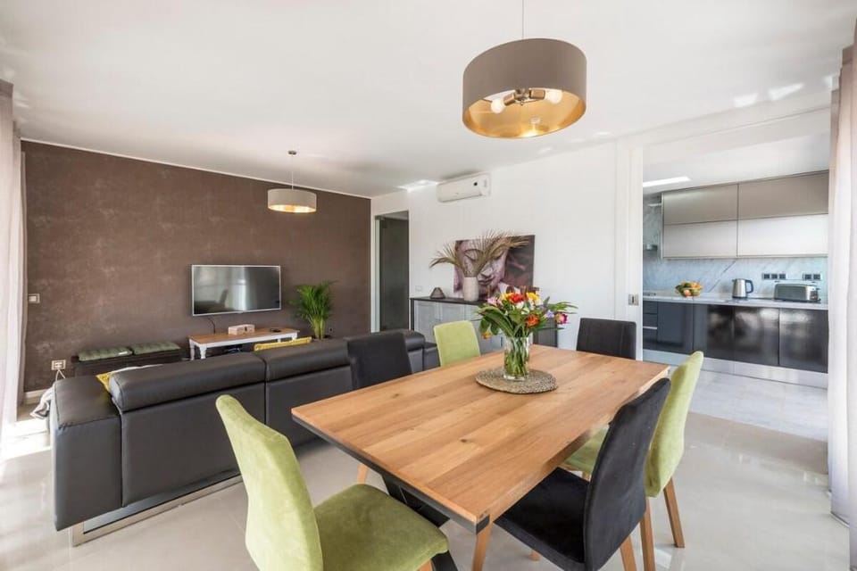 Praia da Rocha 2-bedroom rental with parking bay  Apartment in Portimao