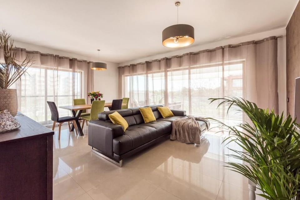 Praia da Rocha 2-bedroom rental with parking bay  Apartment in Portimao