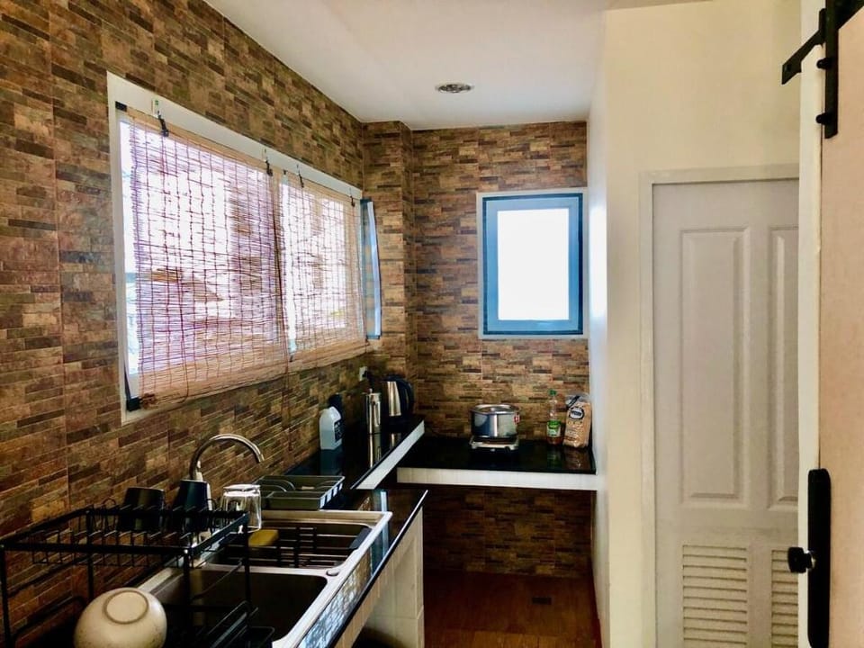 Bright Studio: Balcony, Fast WiFi, Smart Lock, MRT Apartment in Bangkok