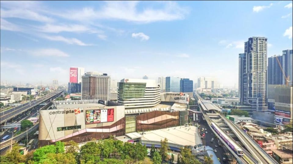 Bright Studio: Balcony, Fast WiFi, Smart Lock, MRT Apartment in Bangkok