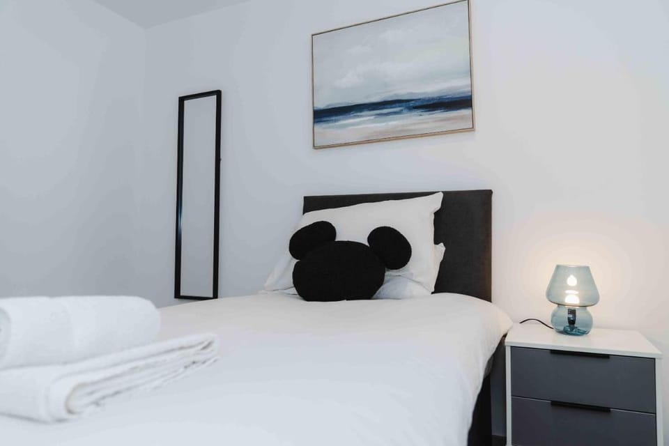 Stunning Luxury Stay by VICHY Apartment in Hull