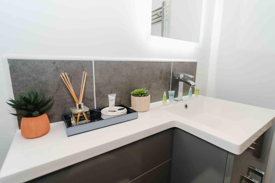 Stunning Luxury Stay by VICHY Apartment in Hull