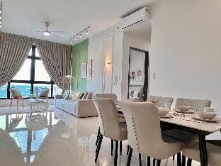 Paradigm Residence, CountryRoad by Guesthouse-8pax Vacation rental in Johor Bahru