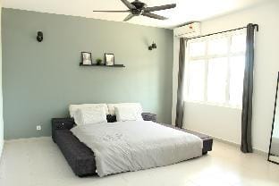 10-12pax SEAVIEW Cozy Modern Beach House Vacation rental in Tanjung Bungah
