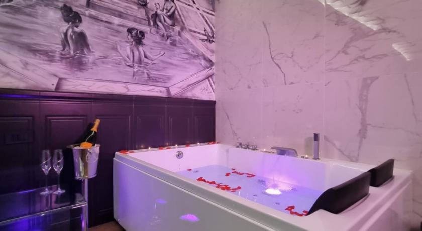 Mirror Suite Roma Jacuzzi Colosseo Monti Bed and Breakfast in Rome