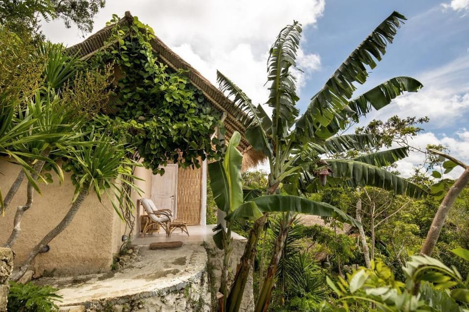 Great Room with Jungle View & Pool in Nusa Penida Villa in Sukawati
