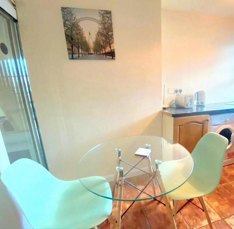 Gravesend 1 Bedroom Flat Sleeps 2, 2 Mins to STN Apartment in Gravesend