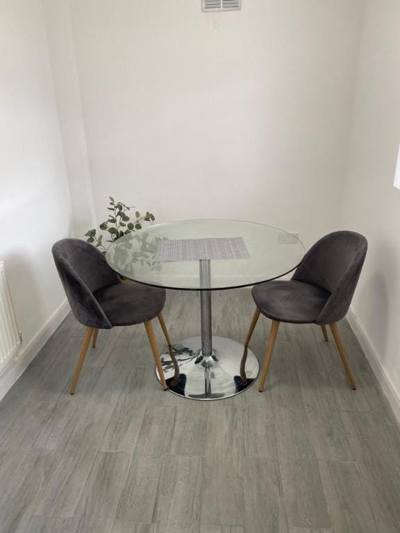 Gravesend 1 Bedroom Flat Sleeps 2, 2 Mins to STN Apartment in Borough of Swale