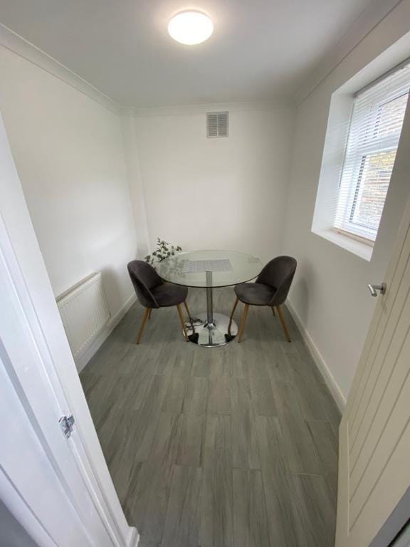 Gravesend 1 Bedroom Flat Sleeps 2, 2 Mins to STN Apartment in Borough of Swale
