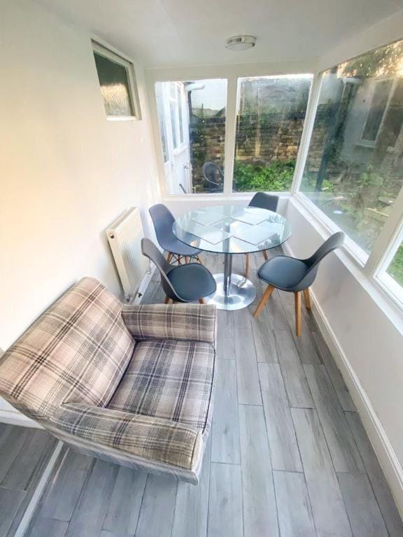 Gravesend 2 Bed Flat, Sleeps 6, 2 Min walk to STN Apartment in Gravesend