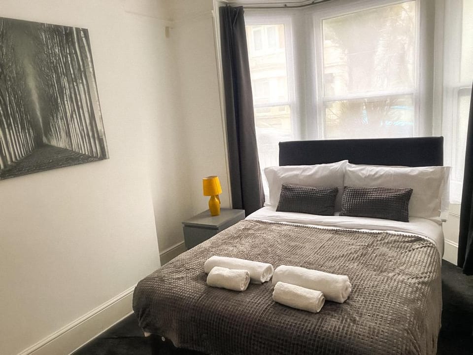 Gravesend 2 Bed Flat, Sleeps 6, 2 Min walk to STN Apartment in Gravesend