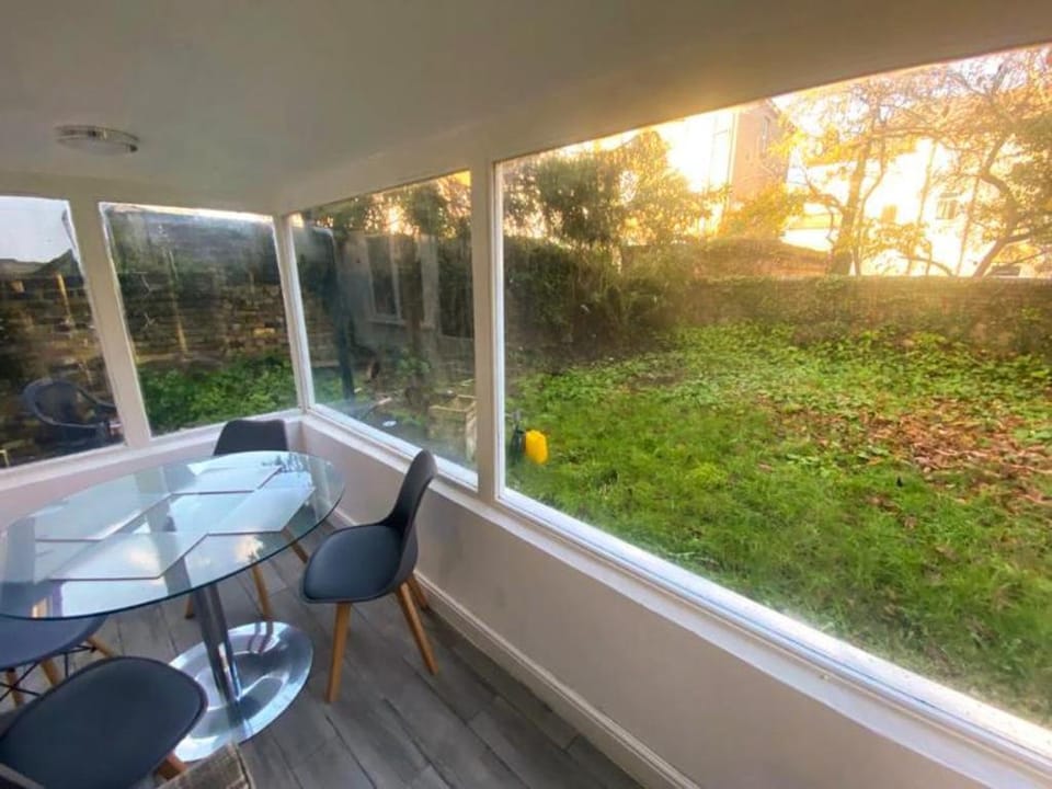 Gravesend 2 Bed Flat, Sleeps 6, 2 Min walk to STN Apartment in Gravesend