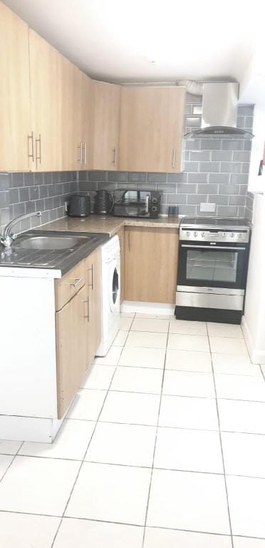 Gravesend 1 Bedroom Flat Sleeps 2 - 2 Min to STN Apartment in Gravesend