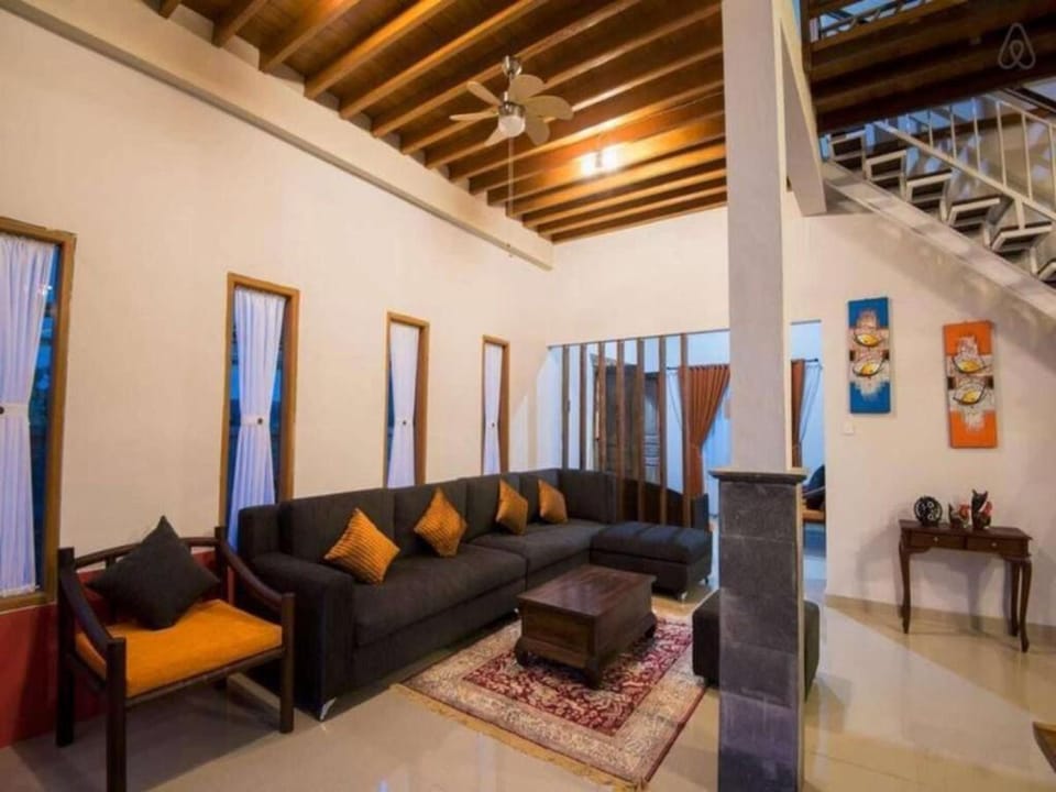 Tropical Paradise Spacious 3-Bedroom Villa Villa in Kuta Selatan