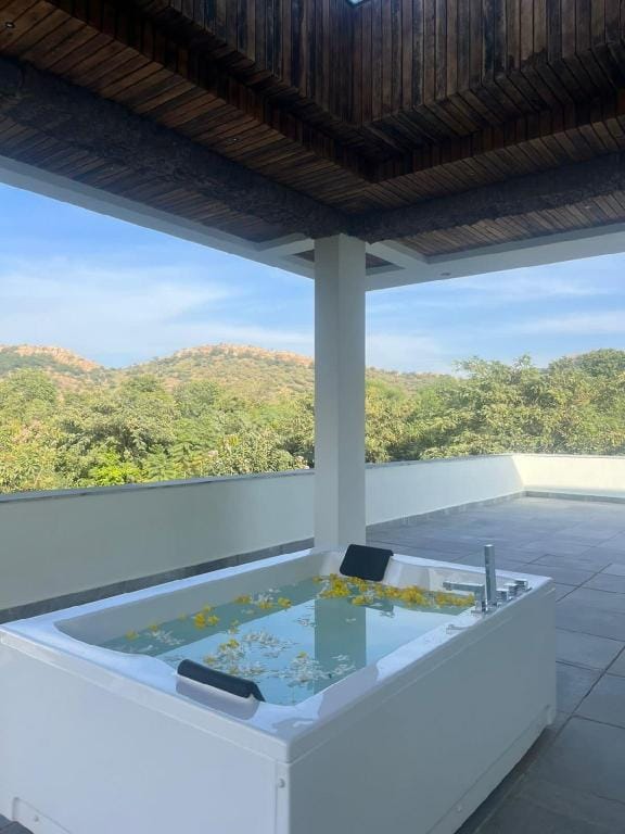 AALNA - A Luxurious Villa with Open Sky Jacuzzi Villa in Gujarat