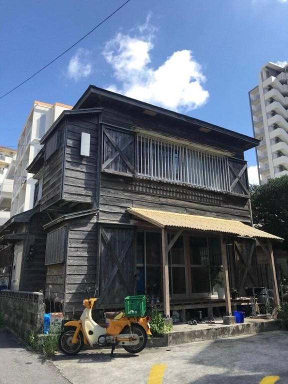 3 minutes walk from Omoromachi Station! Small Guesthouse [Private Room/Futon] Vacation rental in Naha