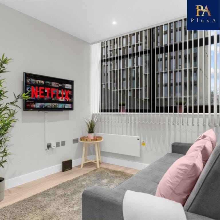 Pluxa Blush 1 Bedroom Apartment in Harrow, London Vacation rental in Harrow