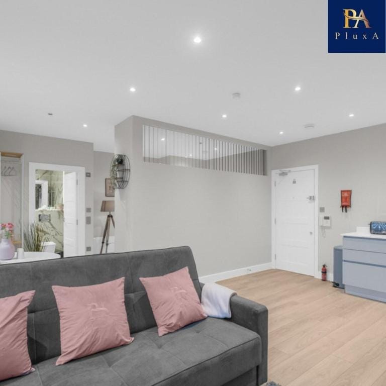 Pluxa Blush 1 Bedroom Apartment in Harrow, London Vacation rental in Harrow