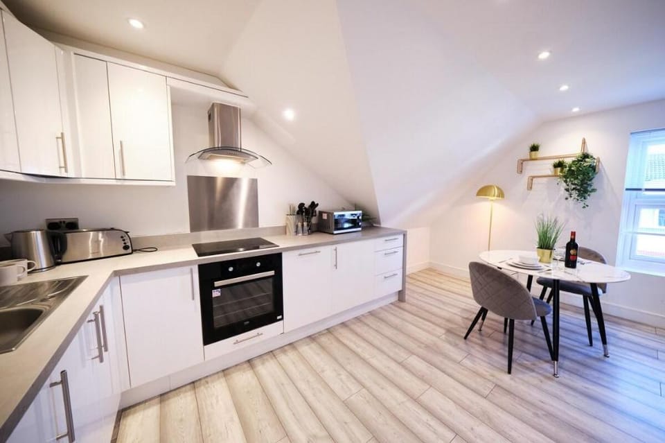 Pluxa Lemon Quartz 1 Bedroom Apartment in Sutton Vacation rental in England