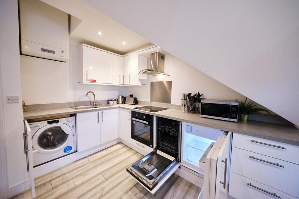 Pluxa Lemon Quartz 1 Bedroom Apartment in Sutton Vacation rental in England